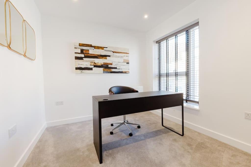 4-Level Luxury 2 Bedroom House Sleeps 6, Rooftop, Harry P & Free Parking Watford  Eksteriør billede