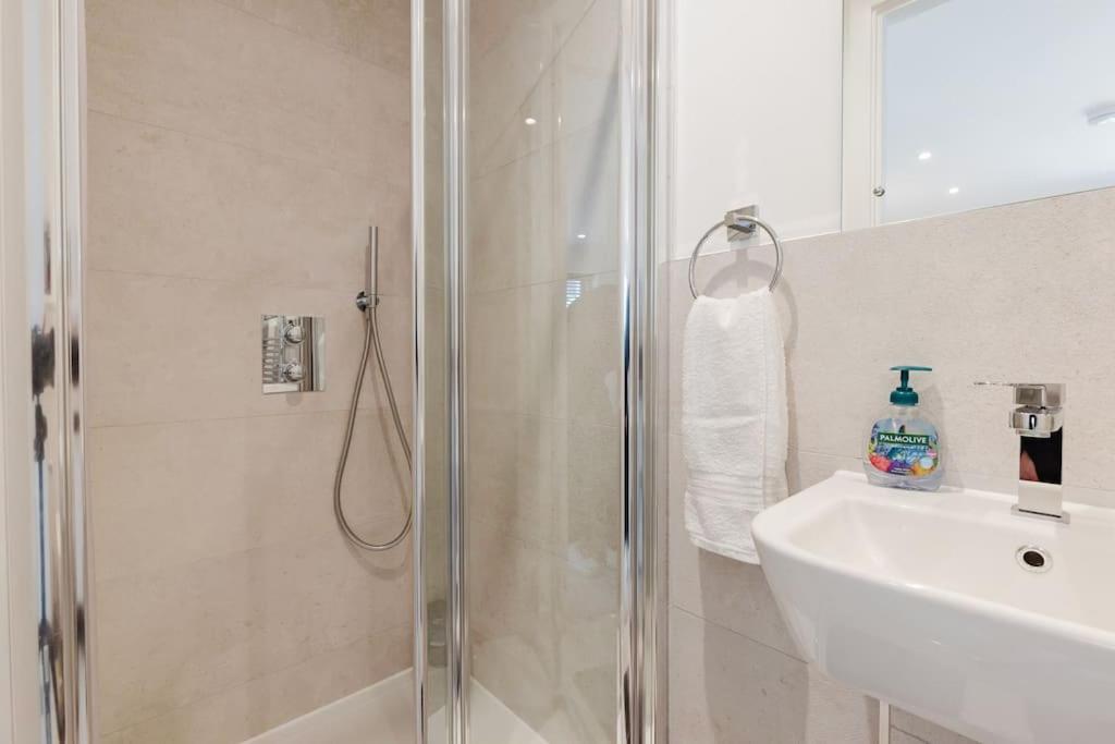 4-Level Luxury 2 Bedroom House Sleeps 6, Rooftop, Harry P & Free Parking Watford  Eksteriør billede