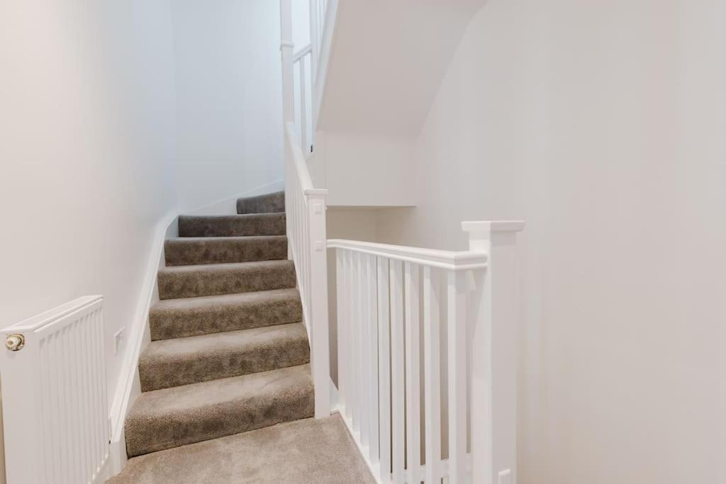 4-Level Luxury 2 Bedroom House Sleeps 6, Rooftop, Harry P & Free Parking Watford  Eksteriør billede