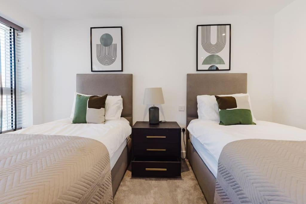 4-Level Luxury 2 Bedroom House Sleeps 6, Rooftop, Harry P & Free Parking Watford  Eksteriør billede